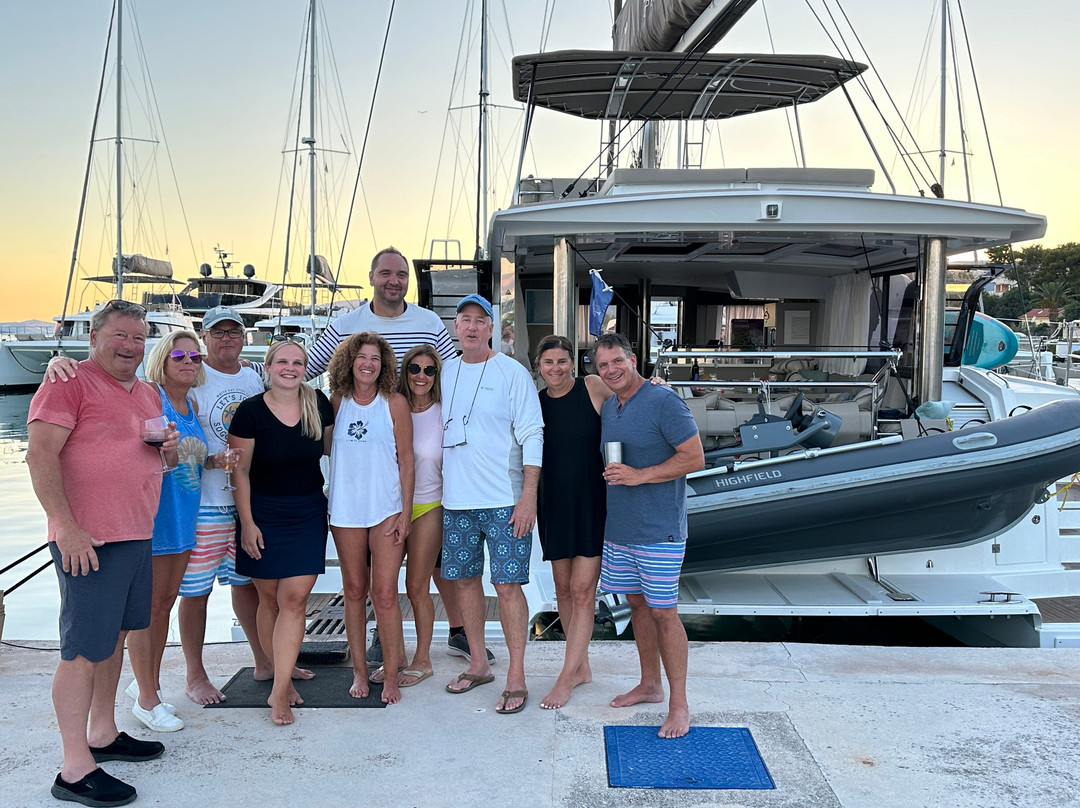 Globe Yacht Charter景点图片