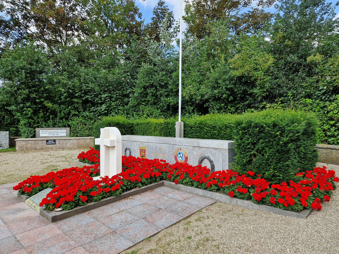 War Cemetery Den Burg-登堡必去景点