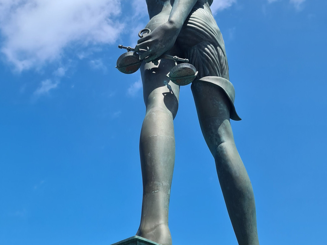 Verity Statue-伊尔弗勒科姆必去景点