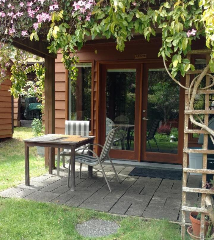 Halfmoon Bay酒店住宿-Nestledown B&B