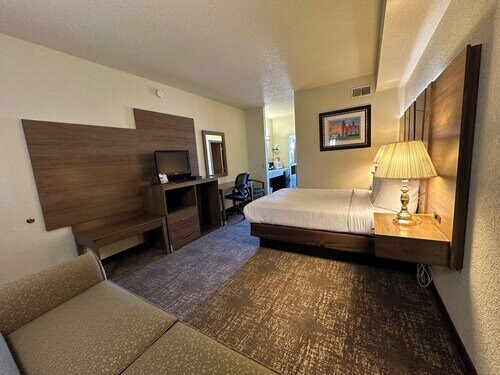 麦基诺海滩海湾套房酒店主图