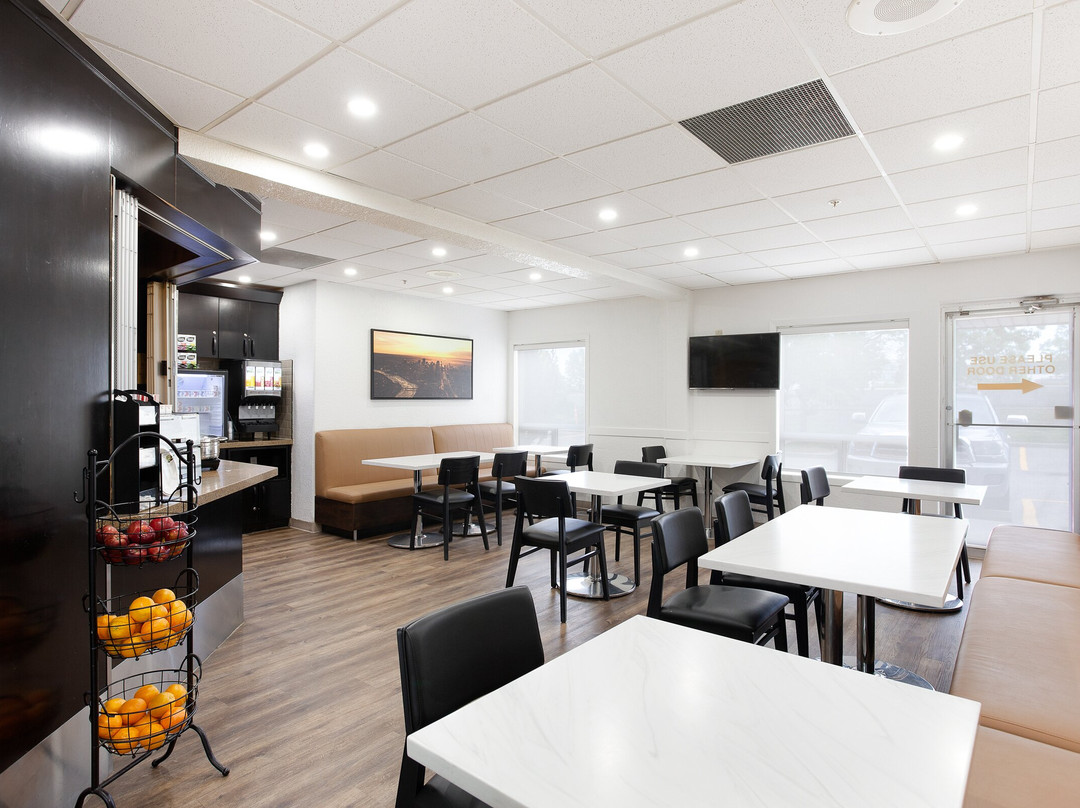 Super 8 by Wyndham Calgary Shawnessy Area主图