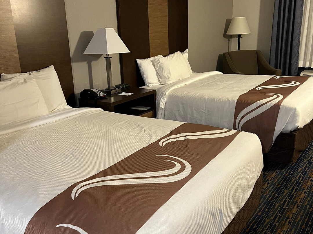 Crossroads Inn & Suites主图