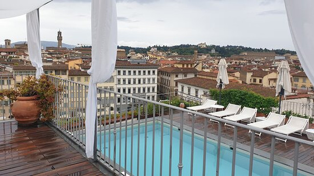 弥涅瓦大酒店主图