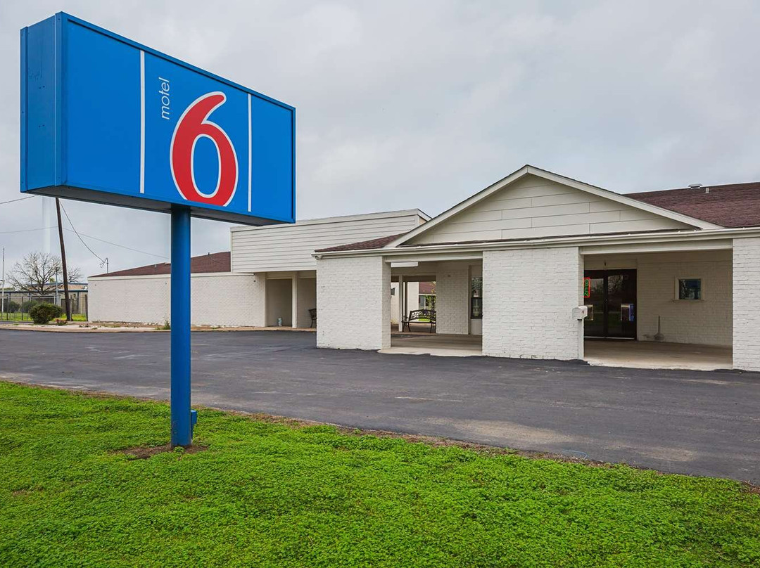 Motel 6 Madisonville TX