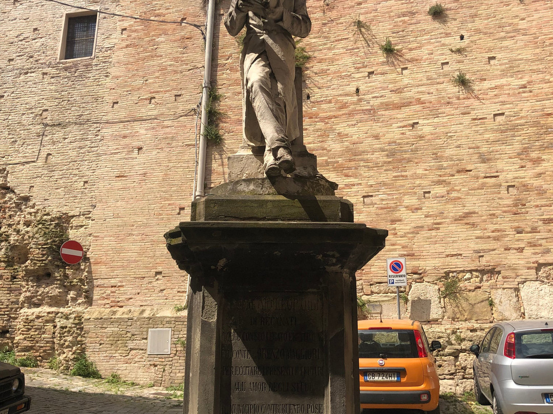 Statua di Giacomo Leopardi-费尔莫必去景点