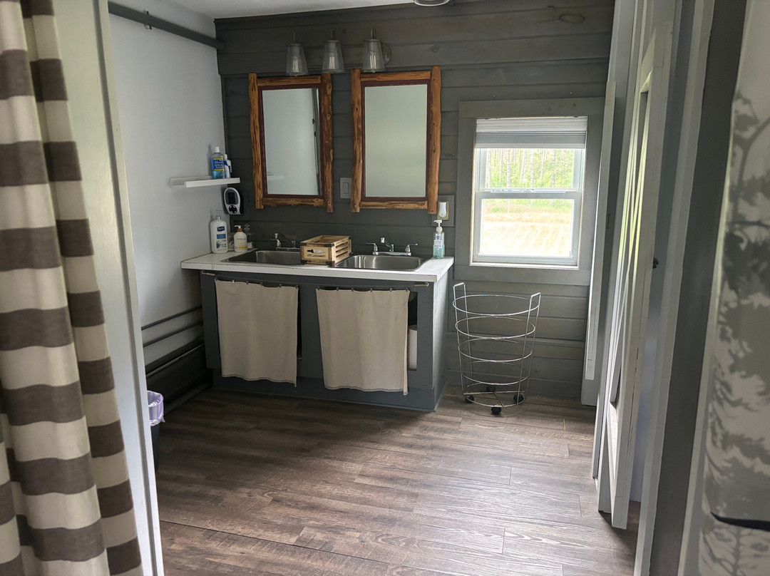 The Maine Roadhouse Hostel & Lodge