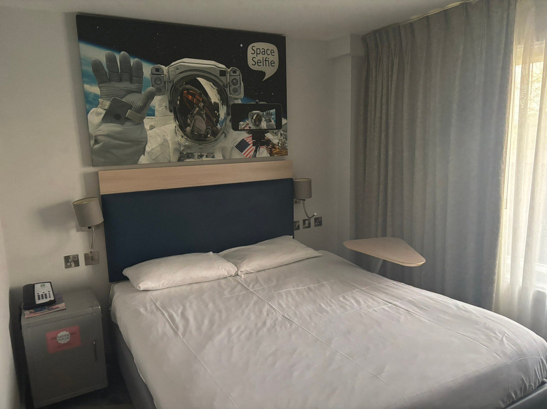 宜必思尚品伦敦希思罗机场酒店主图