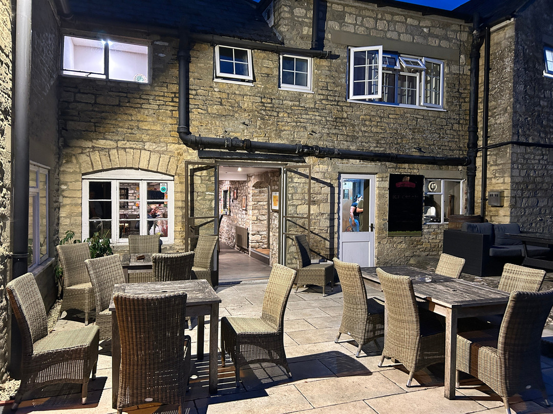 Pettifers Freehouse Hotel主图