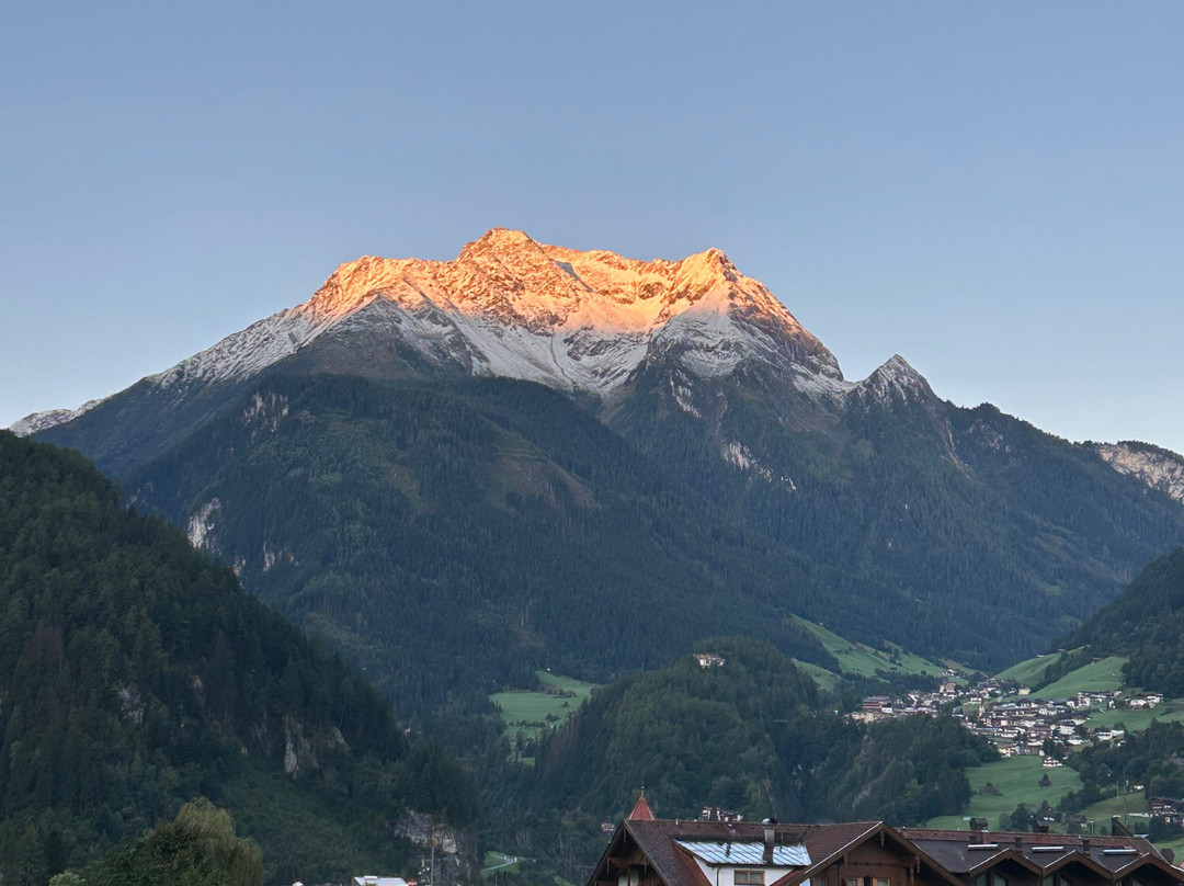 埃登勒汗酒店主图