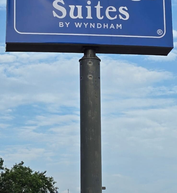 里贾纳温德姆Travelodge套房/Eastgate Bay酒店主图