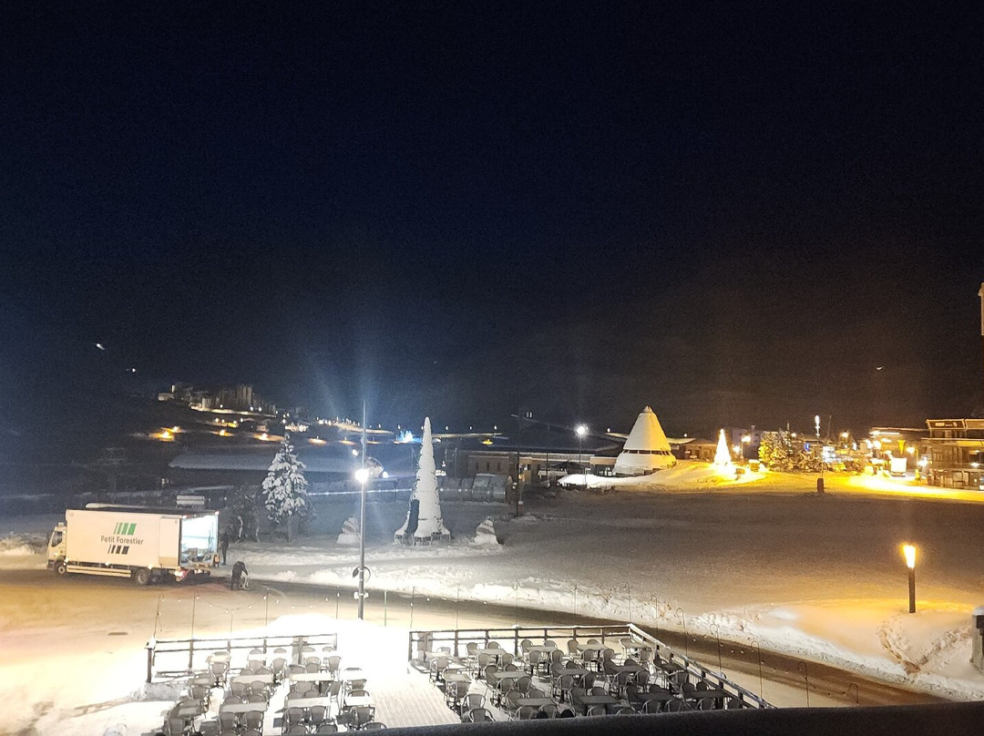 雷福斯酒店主图