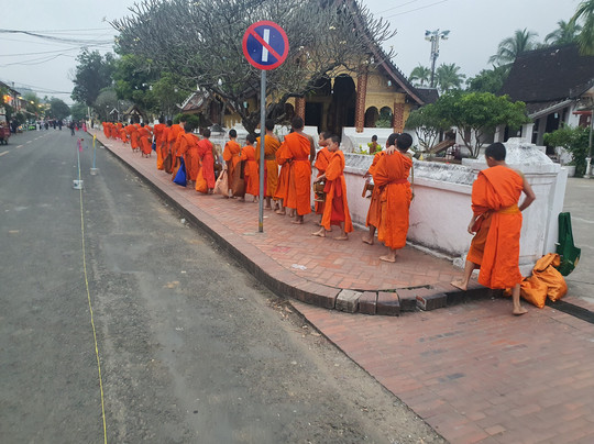 布施仪式-琅勃拉邦必去景点