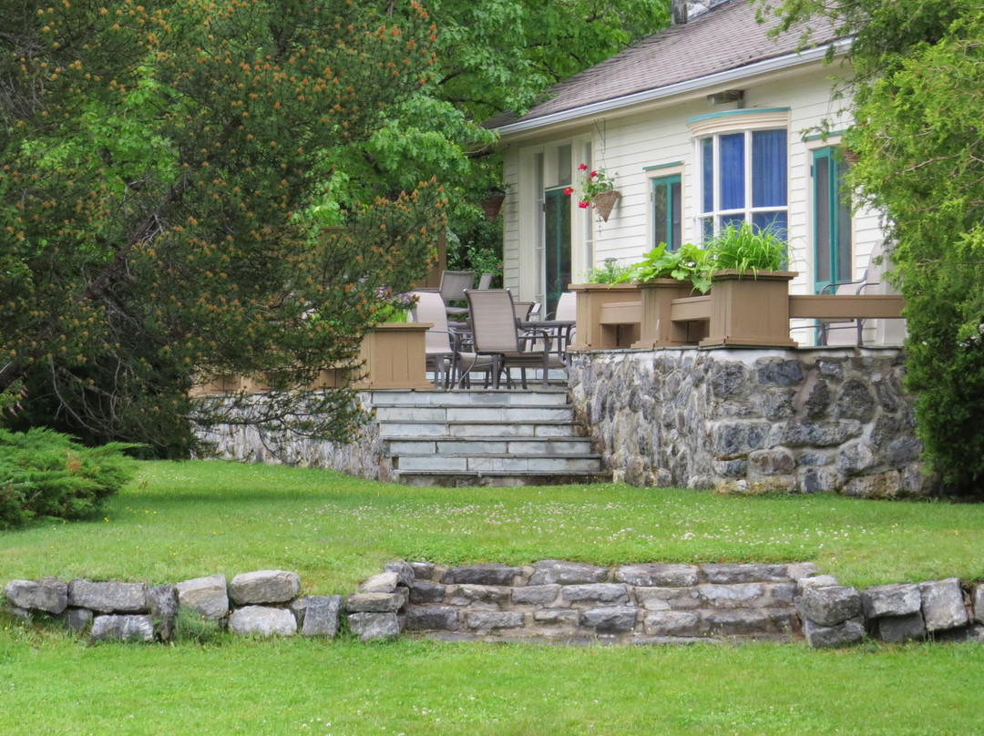 Strawberry Hill Inn & Chalets