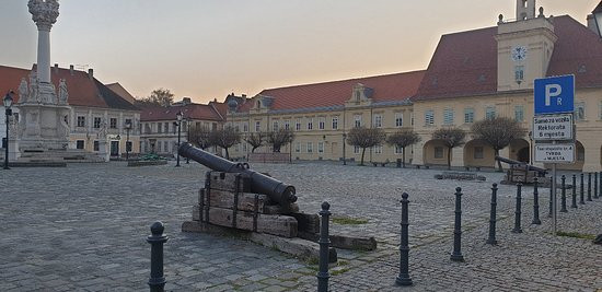 Trg Svetog Trojstva-奥西耶克必去景点