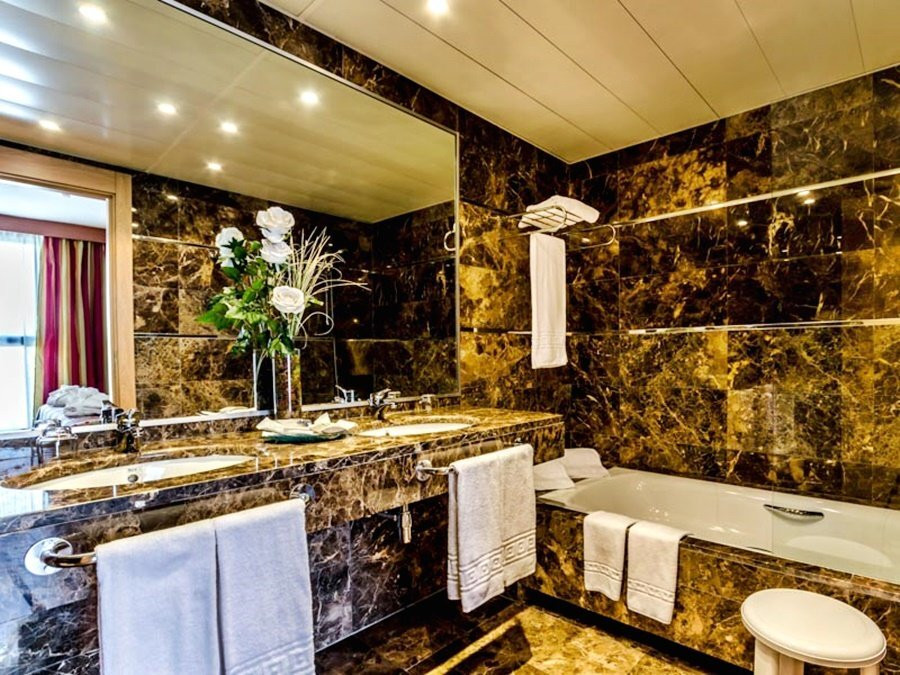 阿尔卡拉广场酒店主图