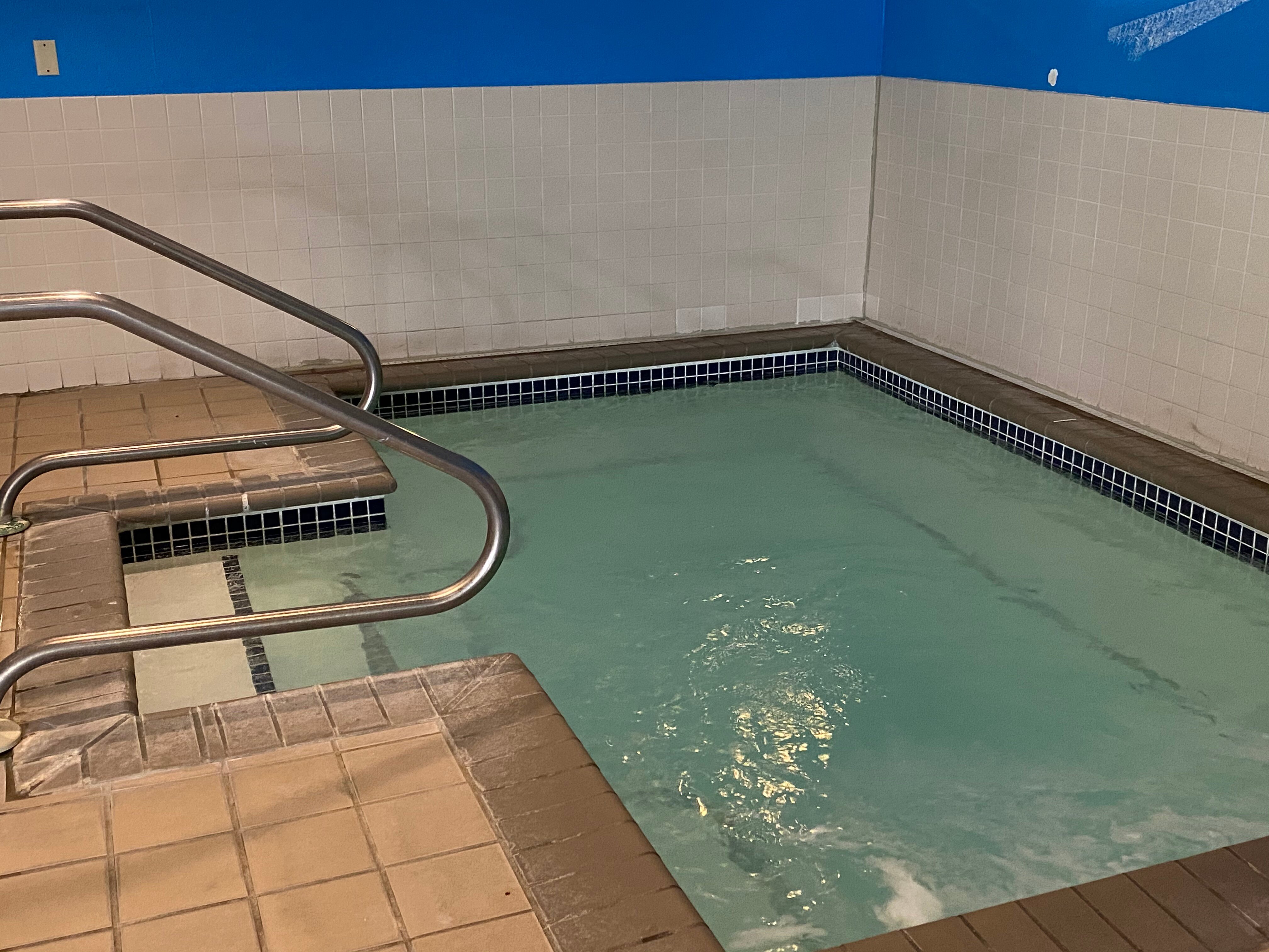 GrandStay Hotel & Suites Hastings-泳池