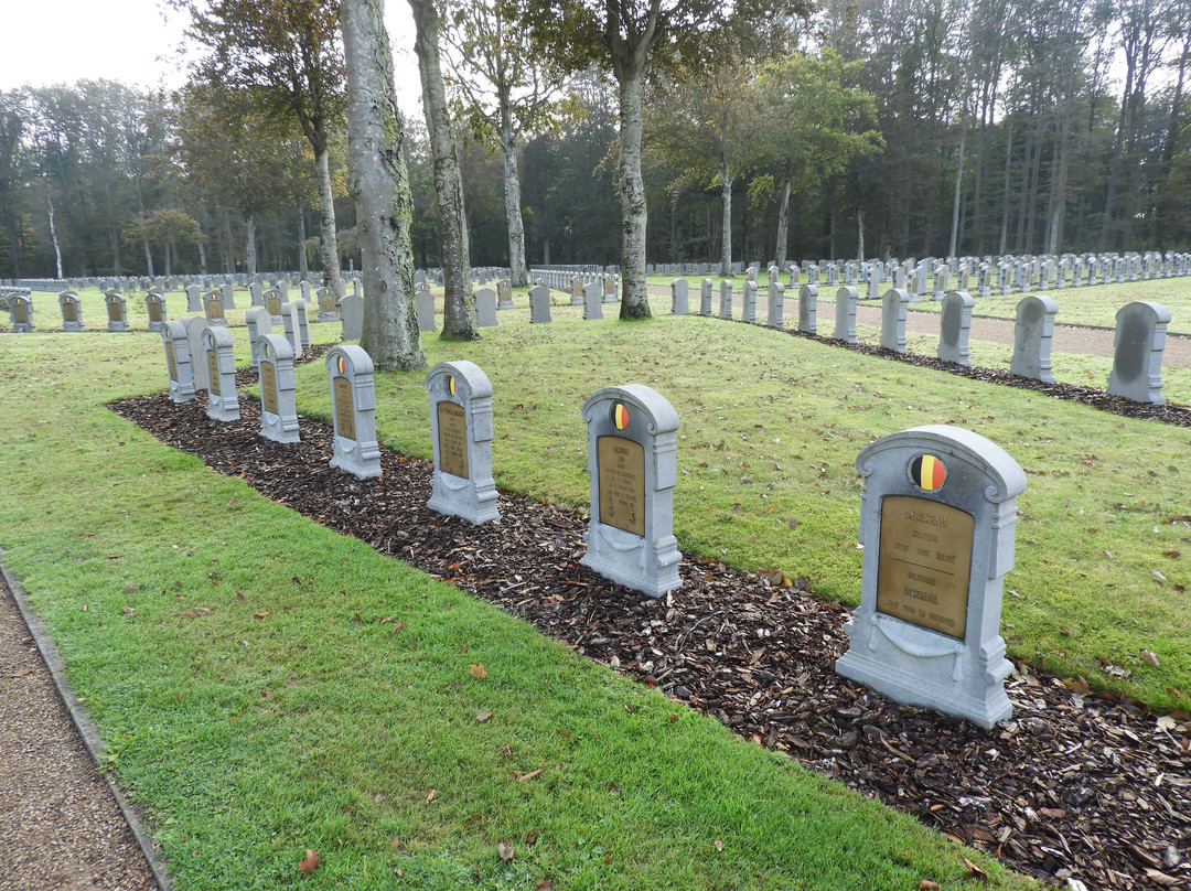 Houthulst Military Cemetery景点图片