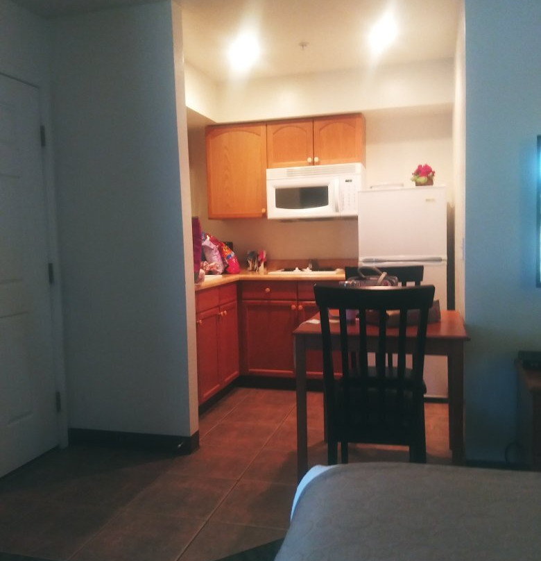 Pines Inn & Suites主图