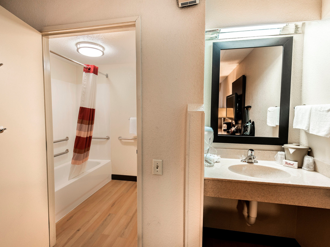 Red Roof Plus+ Chicago Naperville主图