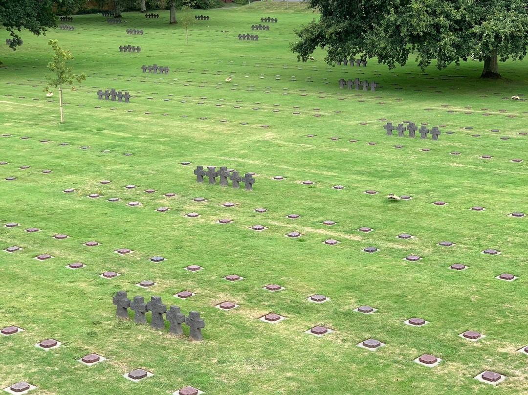 German War Cemetery-Orglandes必去景点