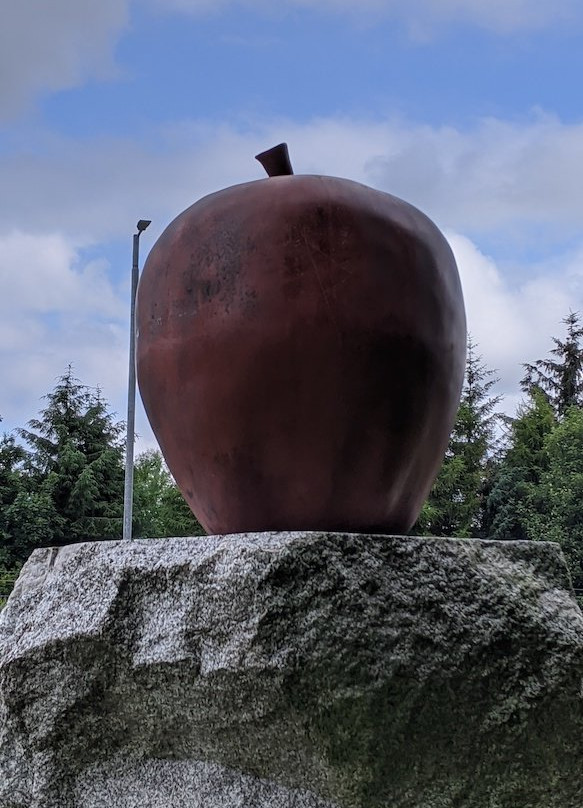 Apples Sculpture By Nina Saunders-Port Glasgow必去景点