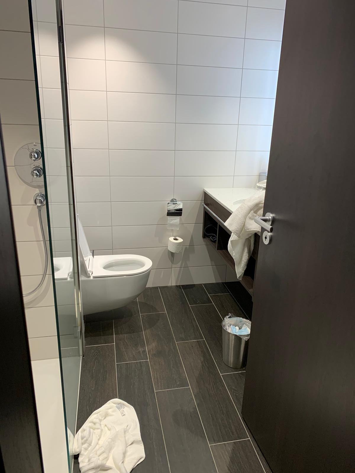 Hilton Garden Inn Zurich Limmattal-浴室