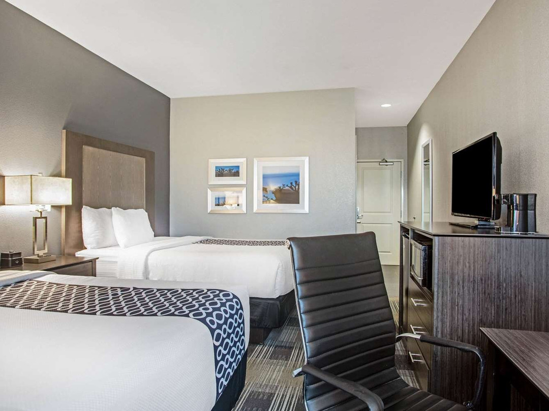 维多利亚南拉昆塔温德姆套房酒店主图