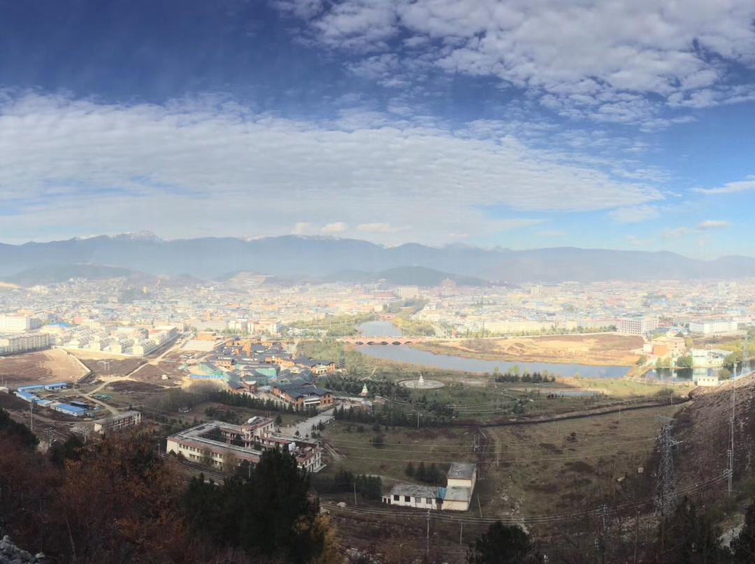 五凤山赛马场-香格里拉县必去景点