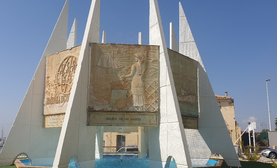 Monumento de Las Coralistas-托雷维耶哈必去景点