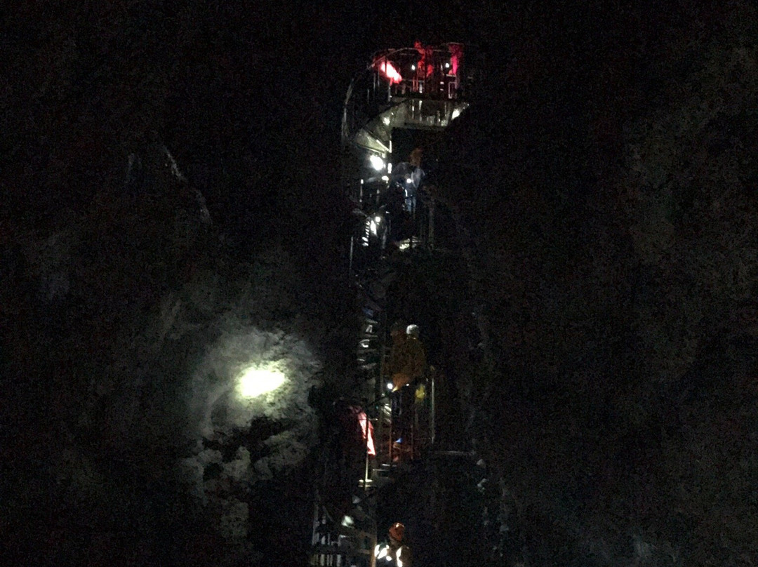 Surtshellir Lava Cave-Husafell必去景点