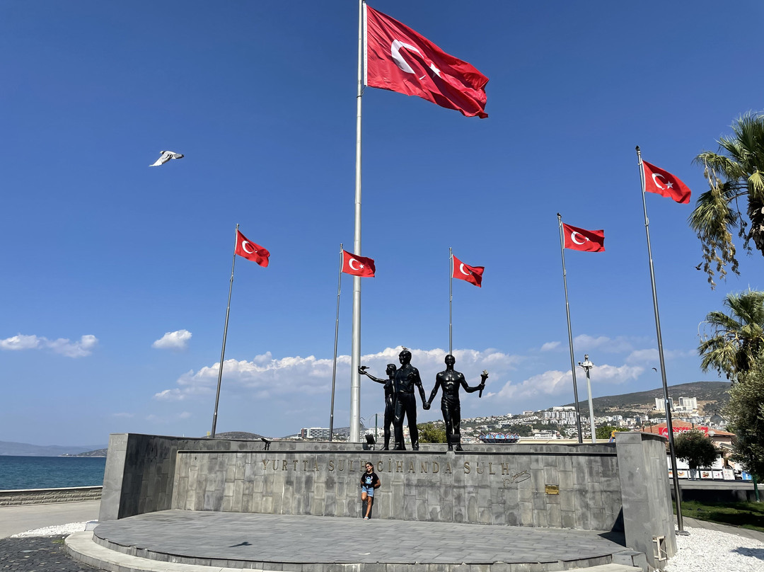 Kuşadası Atatürk Anıtı