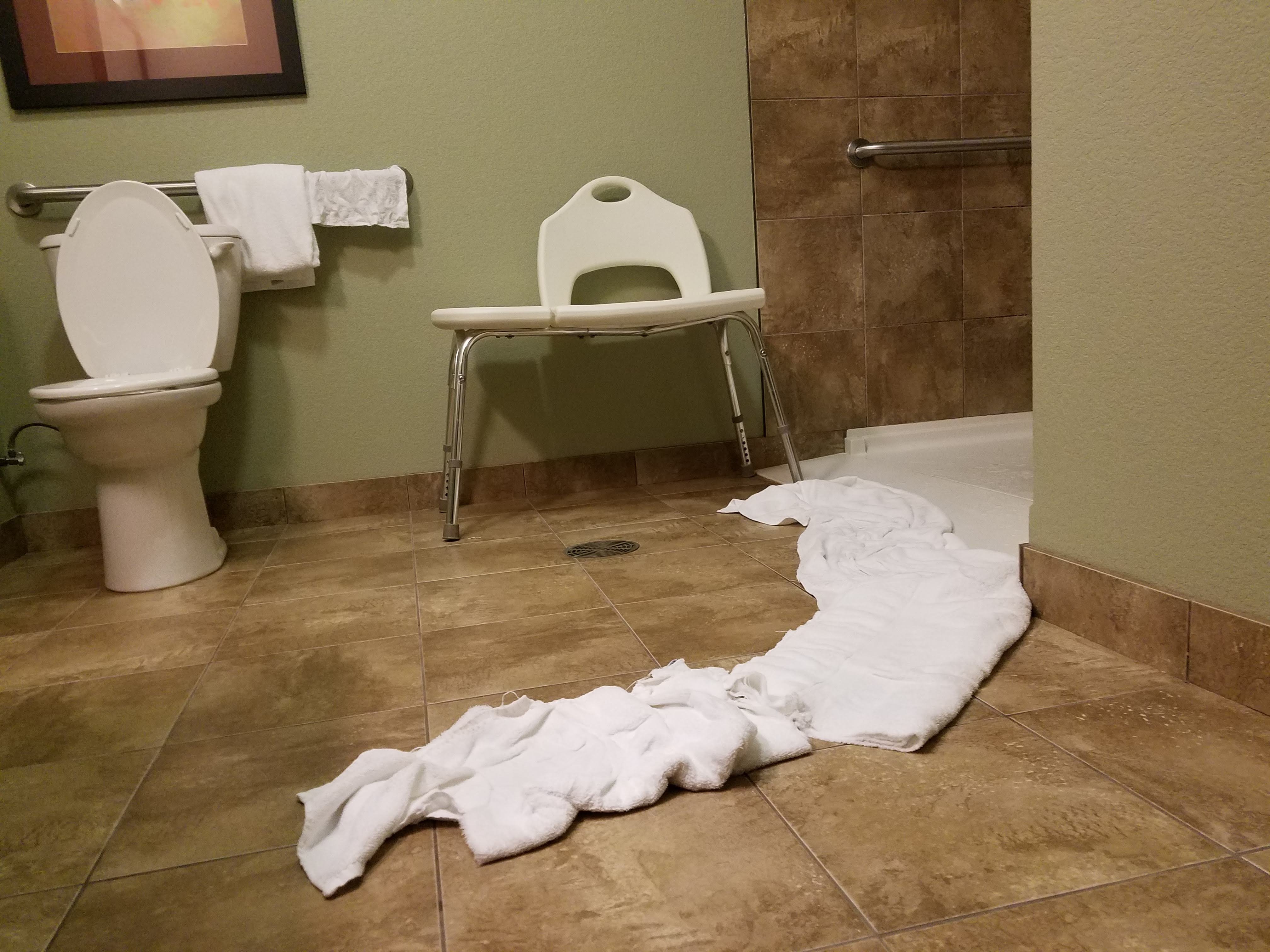 Grand Forks Lodge & Suites-浴室