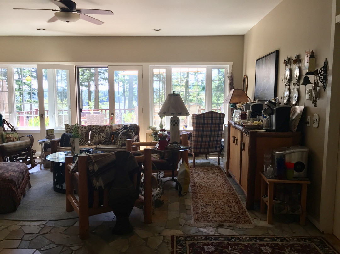 Inn to the Woods主图