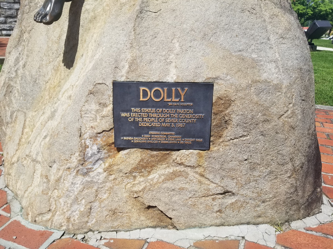 Dolly Parton Statue景点图片