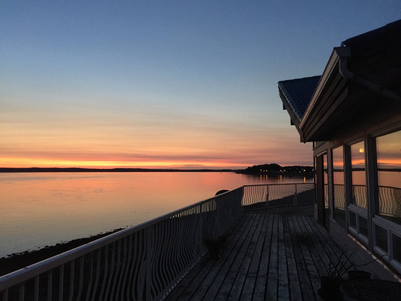 April’s White Raven House-官方