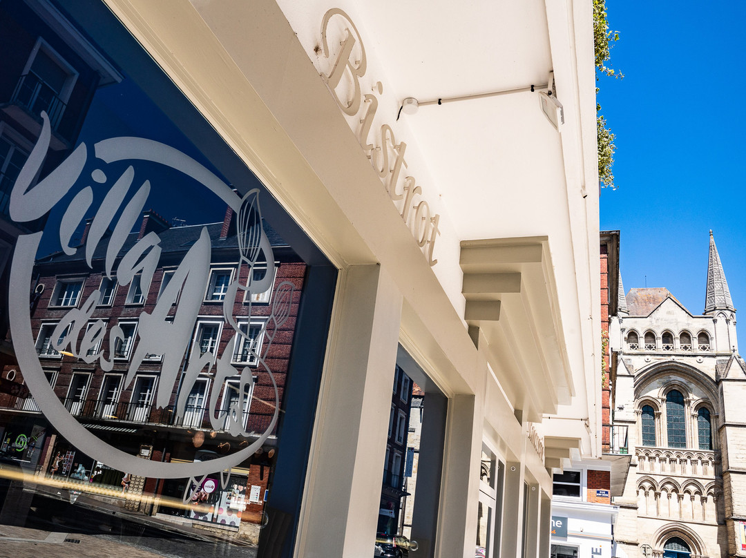 Brit Hotel Privilège Lisieux-La Villa des Arts主图