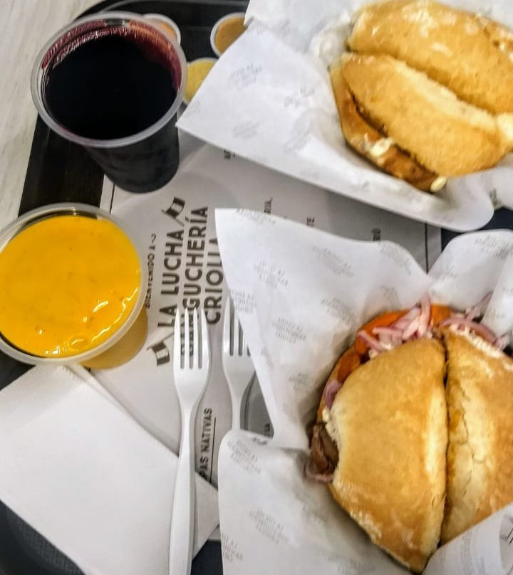 La Lucha Sanguchería Criolla Plaza Claro