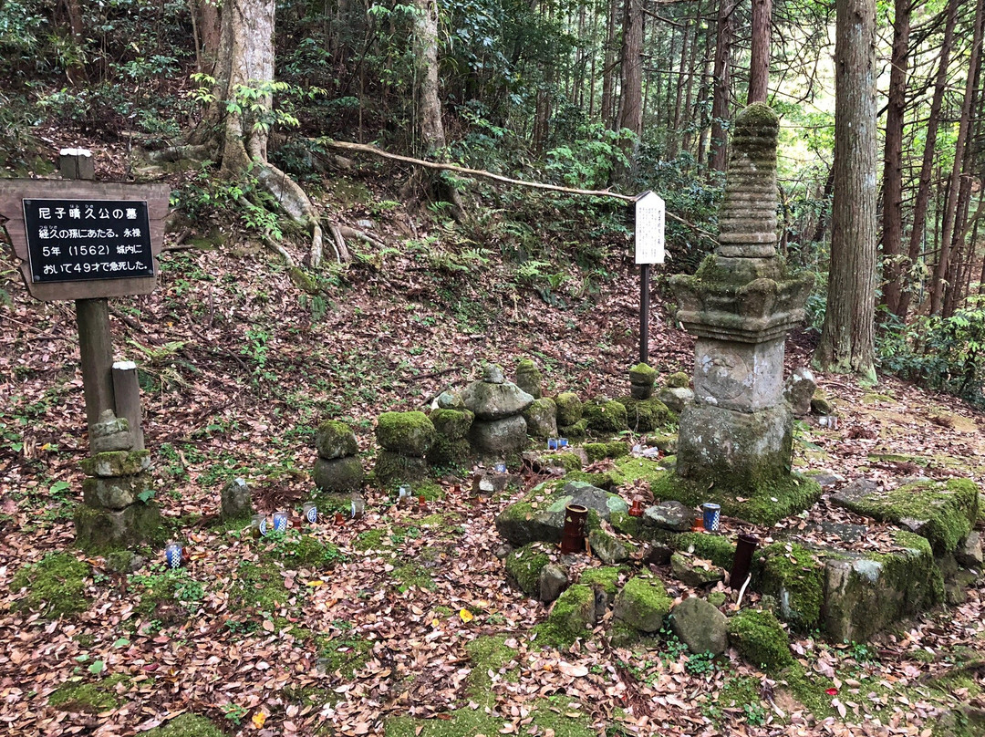 Grave of Amago Haruhisa-安来市必去景点