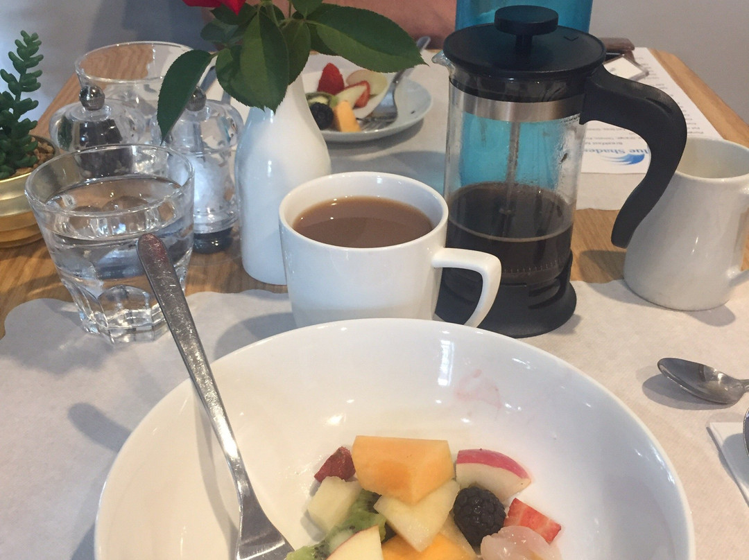 蓝色阴影舒适酒店主图