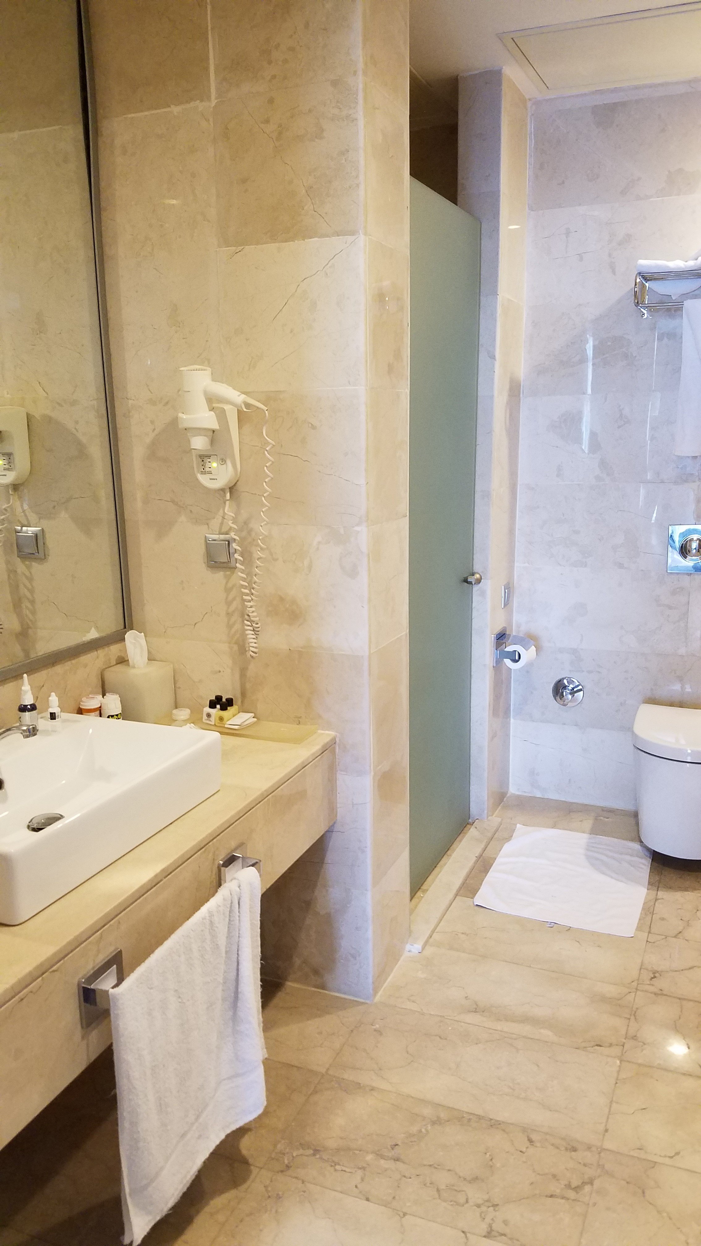 QafqaZ Baku City Hotel & Residences-浴室