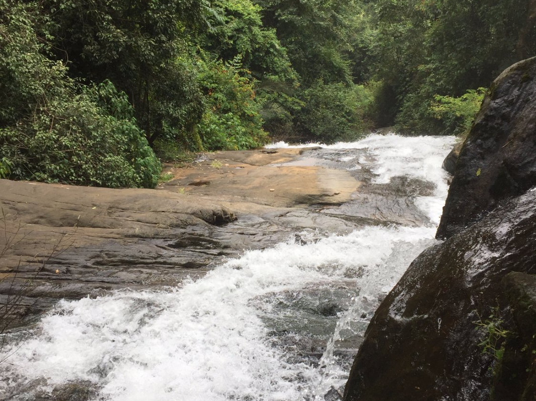 Alakapuri Waterfalls景点图片