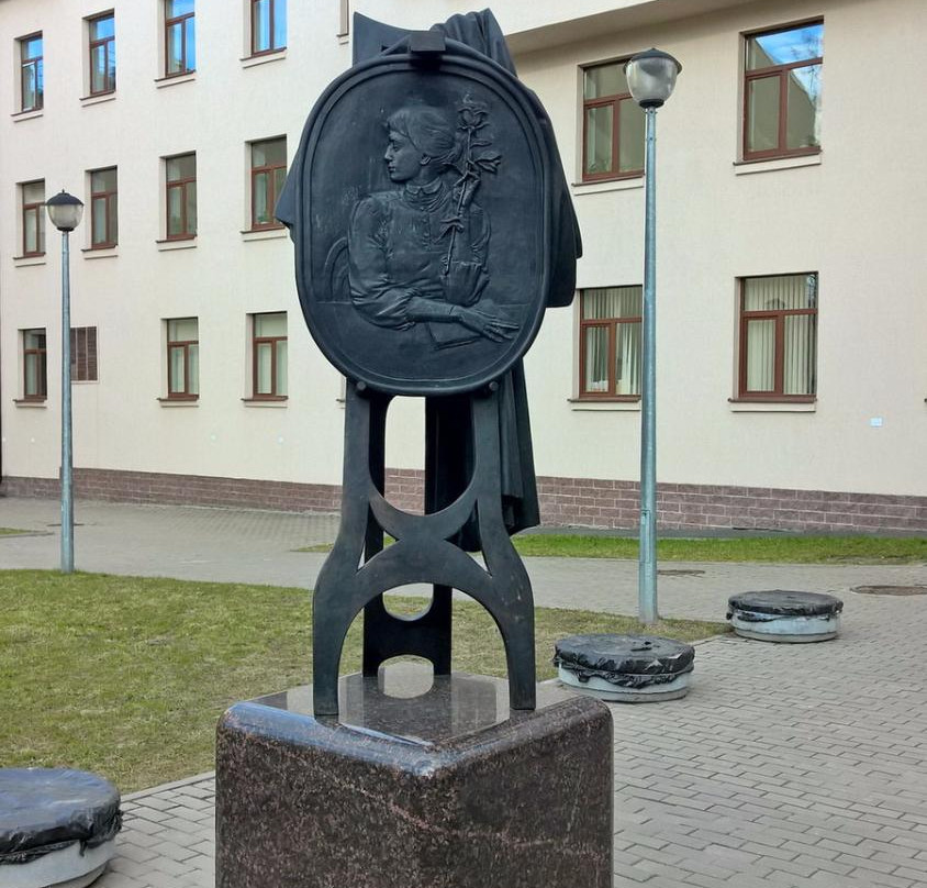 Monument to Anna Akhmatova景点图片