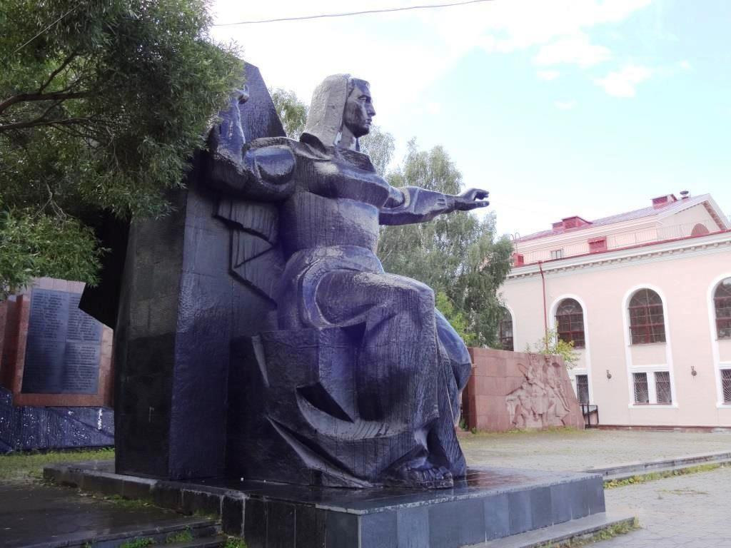 Memorial to the Soldiers-Vizovtsy Who Died During the Great Patriotic War-叶卡捷琳堡必去景点