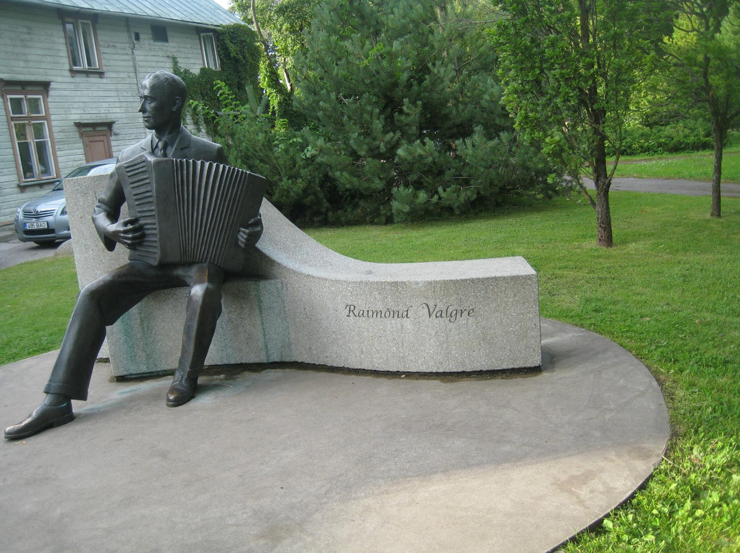 派尔努旅游景点-Statue of Raimond Valgre