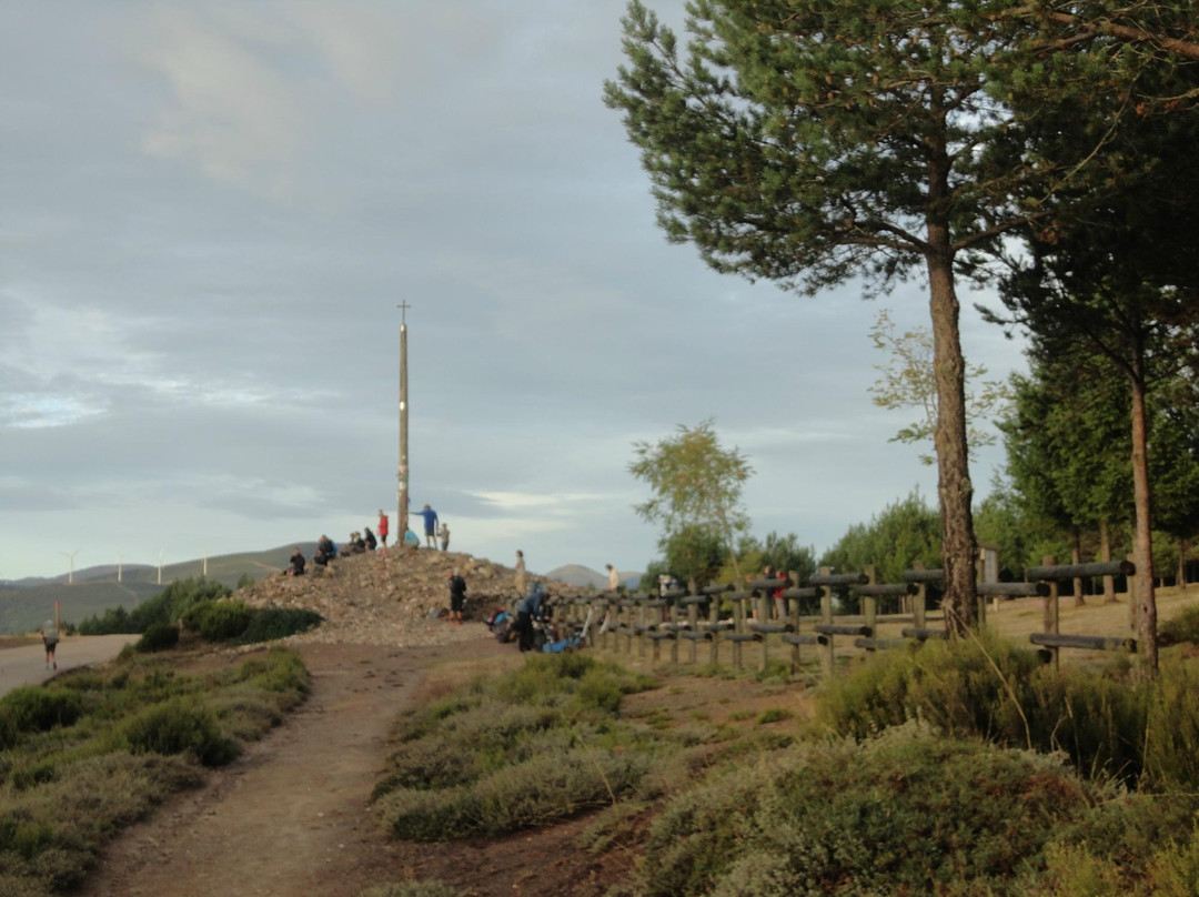 Cruz de hierro景点图片