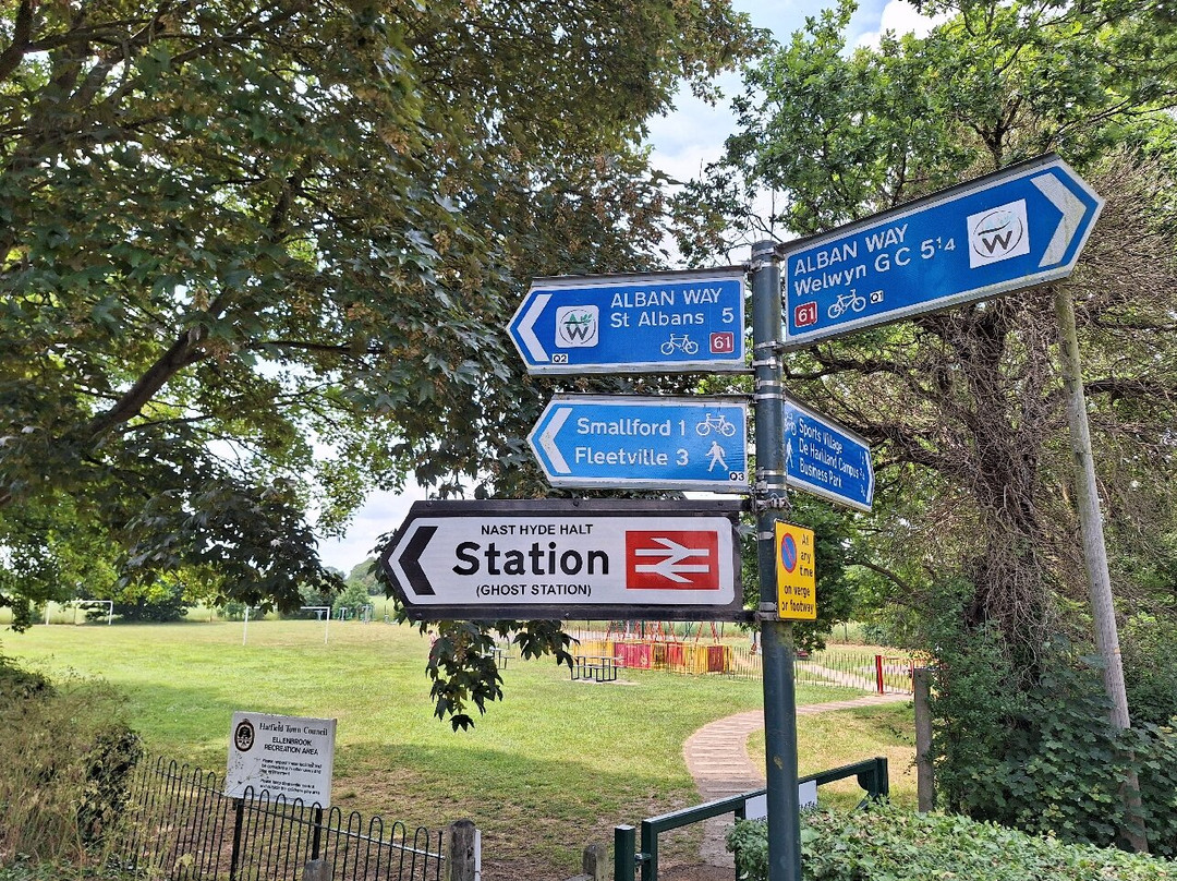 Nast Hyde Halt to Smallford rail walk景点图片