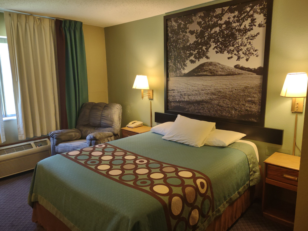 Super 8 by Wyndham Macomb主图