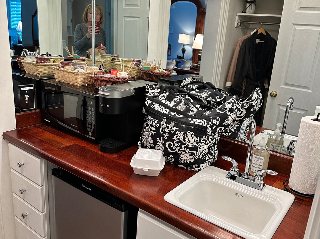 The Yellow House On Plott Creek Road主图