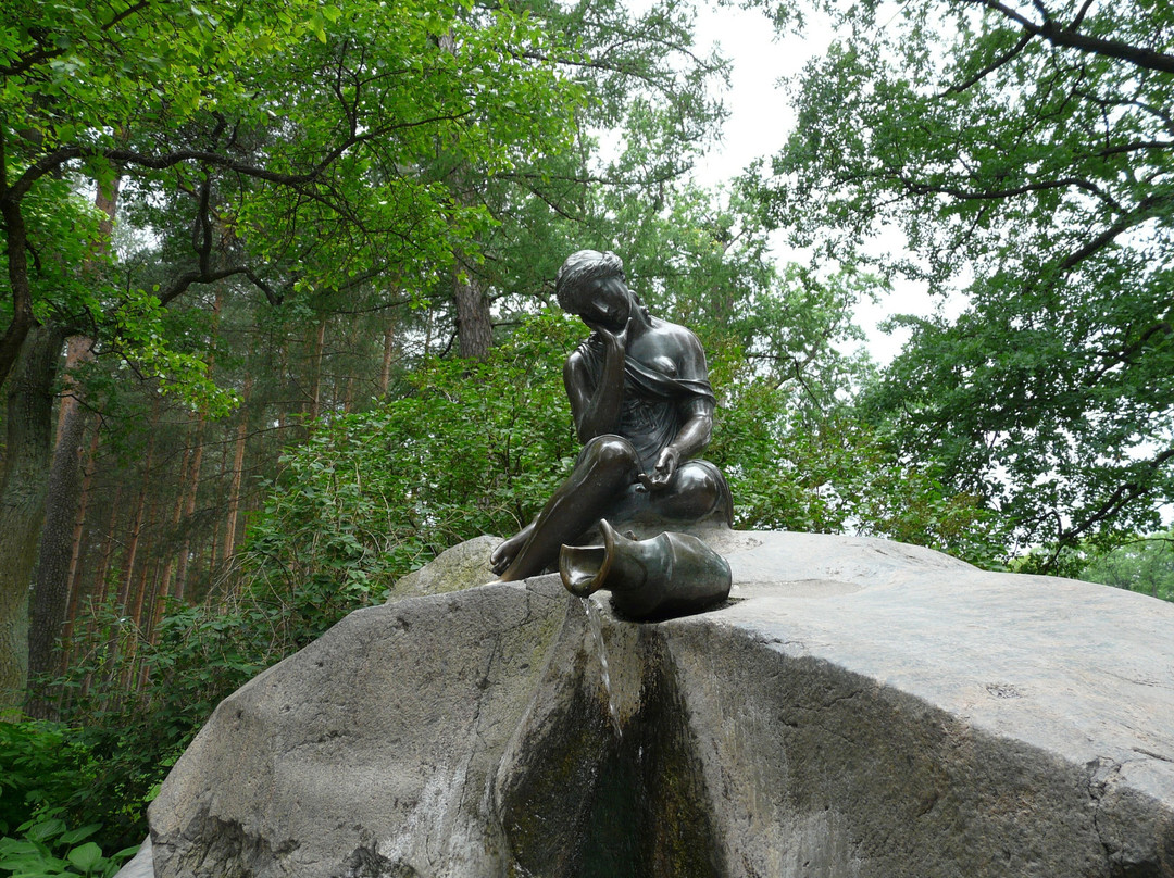 Fountain The Girl with Jar景点图片